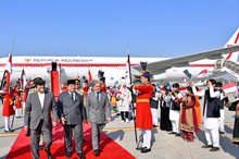 President Prabowo Subianto (center) welcomed by Pakistan's President Asif Ali Zardari and Prime Minister Shehbaz Sharif at Nur Khan Base Airport in Islamabad, Pakistan, on December 8, 2025. 
