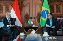   Indonesia’s Minister of Higher Education, Science and Technology, Brian Yuliarto (right), and Brazil’s Deputy Ambassador to Indonesia, Rodrigo Carvalho (left), attend a meeting in Jakarta on Wednesday (Dec. 3, 2025). 