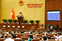 Lawmakers vote to approve important resolutions at the 9th session. (Photo: VNA)
