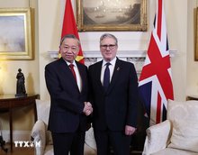 General Secretary of the Communist Party of Vietnam (CPV) Central Committee To Lam (left) shakes hands with British Prime Minister Keir Starmer. (Photo: VNA)