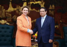 Prime Minister Pham Minh Chinh (R) welcomes Vice-President of the European Investment Bank Nicola Beer (Photo: VNA)