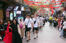 Visitors travel around Hanoi's Old Quarter during the Lunar New Year (Tet) holiday. (Photo: VNA)