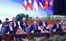Vietnamese PM Pham Minh Chinh (front, first from left) attends the ASEAN leaders' interface with AIPA representatives in Kuala Lumpur on May 26. (Photo: VNA)