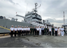 Crew members of the Indian Navy's ship INS Darshak and representatives of the High Command of the Vietnam People's Navy, the HCM City Department of External Relations, and the Vietnamese Ministry of National Defence pose for a group photo. (Photo: VNA)