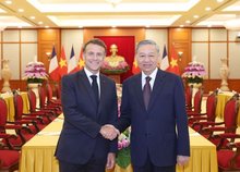 Party General Secretary To Lam (R) receives French President Emmanuel Macron in Hanoi on May 26. (Photo: VNA)
