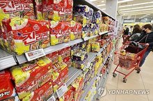 This file photo taken March 21, 2025, shows a foreign customer selecting Otoki Corp.'s Jin Ramen products at a large discount store in Seoul. (Yonhap)