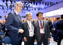 South Korean Transport Minister Park Sang-woo (R) and Kim Young-tae (C), secretary general of the International Transport Forum (ITF), are seen attending the 2025 ITF Summit held in Leipzig, Germany, on May 21, 2025, in this photo provided by the ITF. (PHOTO NOT FOR SALE) (Yonhap)