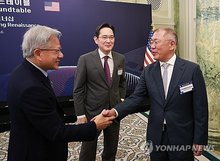 Nvidia CEO Jensen Huang (L) greets Samsung Electronics Chairman Lee Jae-yong (C) and Hyundai Motor Group Executive Chair Euisun Chung in Washington on Aug. 26, 2025. (Yonhap)