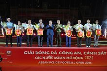 Prime Minister Pham Minh Chinh and Minister of Public Security General Luong Tam Quang present flowers and souvenir flags to heads of the football teams at the opening ceremony of the ASEAN Police Football Open 2025. (Photo: VNA)