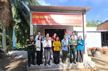 Defence Ministry hands over 100 houses to disadvantaged families in Ben Tre