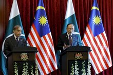 PUTRAJAYA, Oct 6 -- Prime Minister Datuk Seri Anwar Ibrahim during a joint press conference with Pakistan Prime Minister Muhammad Shehbaz Sharif (left) at the Perdana Putra Building today.  -- fotoBERNAMA (2025) COPYRIGHT RESERVED
