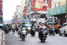 Vehicles in HCM City. The city considers installing hundreds of additional monitoring stations for air quality control. (Photo: VNA)