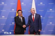 Vietnamese NA Vice Chairman Le Minh Hoan (L) and First Vice Chairman of the State Duma of Russia Ivan Melnikov (Photo: VNA)
