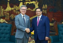 Vietnamese Prime Minister Pham Minh Chinh (R) receives Lao Minister of Foreign Affairs Thongsavanh Phomvihane in Hanoi on December 18, 2025. (Photo: VNA)
