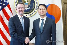 South Korea's Industry and Trade Minister Ahn Duk-geun (R) and U.S. Trade Representative Jamieson Greer pose for a photo during their meeting in Washington on April 24, 2025, in this photo provided by Seoul's industry ministry. (PHOTO NOT FOR SALE) (Yonhap)