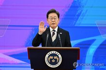 President Lee Jae-myung takes the oath of office during a ceremony at the National Assembly in Seoul on June 4, 2025. (Pool photo) (Yonhap)