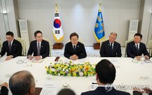 President Lee Jae-myung (C, rear) attends a meeting with a group of business leaders at the presidential office in Seoul on June 13, 2025. Also at the meeting were LG Group Chairman Koo Kwang-mo (far L), Samsung Electronics Co. Chairman Lee Jae-yong (2nd from L), Hyundai Motor Group Executive Chairman Euisun Chung (2nd from R) and Lotte Group Chairman Shin Dong-bin. (Pool photo) (Yonhap)