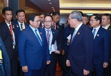 Vietnamese Prime Minister Pham Minh Chinh hold talks with Chinese Premier Li Qiang on Tuesday in Kuala Lumpur. (Photo: VNA)