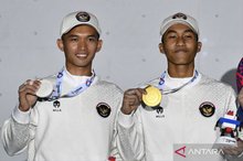 Indonesian sport climbers Antasyafi Robby Al Hilmi (right), who won gold, and compatriot Alfian Muhammad Fajri, the silver medalist, pose with their medals after the men’s classic speed final awards ceremony at the SEA Games 2025 in Bangkok on Saturday (Dec. 13, 2025). 