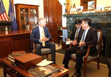 Vietnamese Minister of Industry and Trade Nguyen Hong Dien (R) meets with Senator Roger Marshall (Photo: VNA)