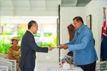 Vietnamese Ambassador to New Zealand and the Cook Islands Phan Minh Giang (L) presents his credentials to Sir Tom Marsters, Representative of King Charles III to the Cook Islands (Photo: VNA)