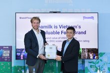 Chief Marketing Officer of Vinamilk Nguyen Quang Tri (R) receives the Top 100 Most Valuable Vietnamese Brands certificate from a Brand Finance representative. (Photo: VNA)