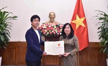 Deputy Minister of Foreign Affairs Le Thi Thu Hang hands over a licence allowing Japan's TV news agency Nihon Denpa News to reopen its resident office in Vietnam (Photo: baoquocte.vn)