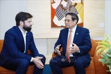 Prime Minister Pham Minh Chinh (R) meets with Chilean President Gabriel Boric Font in Rio de Janeiro on July 7 (Photo: VNA)