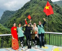 Foreign tourists "check in" at Ha Giang (now Tuyen Quang province) (Photo: VNA)