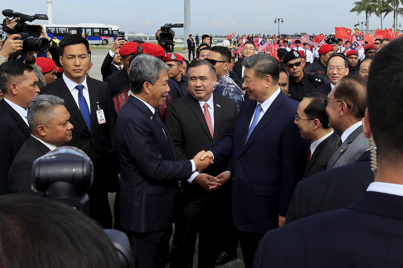 SEPANG, April 17 -- Chinese President Xi Jinping shakes hands with Foreign Minister Datuk Seri Mohamad Hasan, who was present to bid farewell to the Chinese delegation following the conclusion of a three-day state visit to Malaysia today.  The Air China aircraft carrying Xi and his delegation took off from the Kuala Lumpur International Airport here at 10.04 am.  --fotoBERNAMA (2025) COPYRIGHT RESERVED