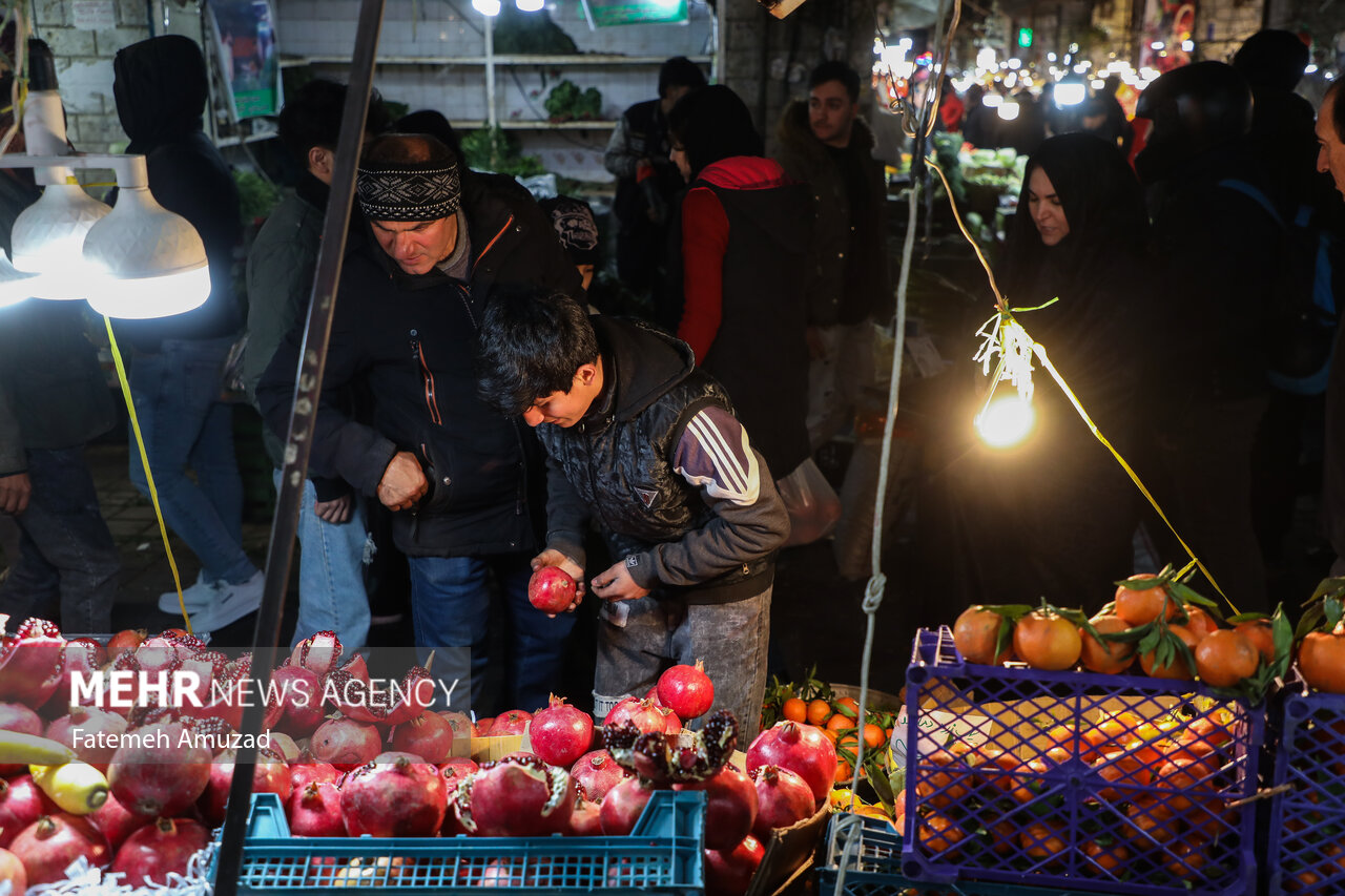 Sanandaj Bazaar on eve of “Yalda Night”