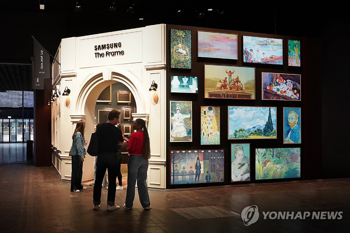 Samsung premium TV at int'l art fair