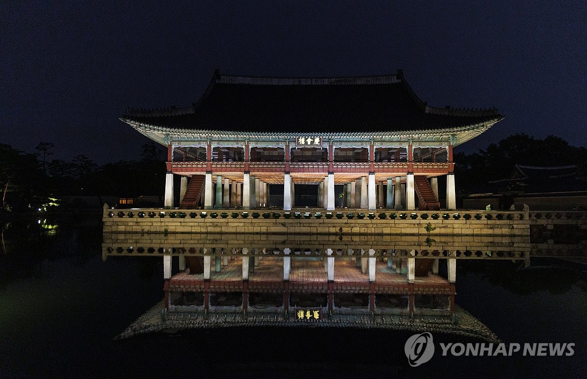 Night tour of Gyeongbok Palace