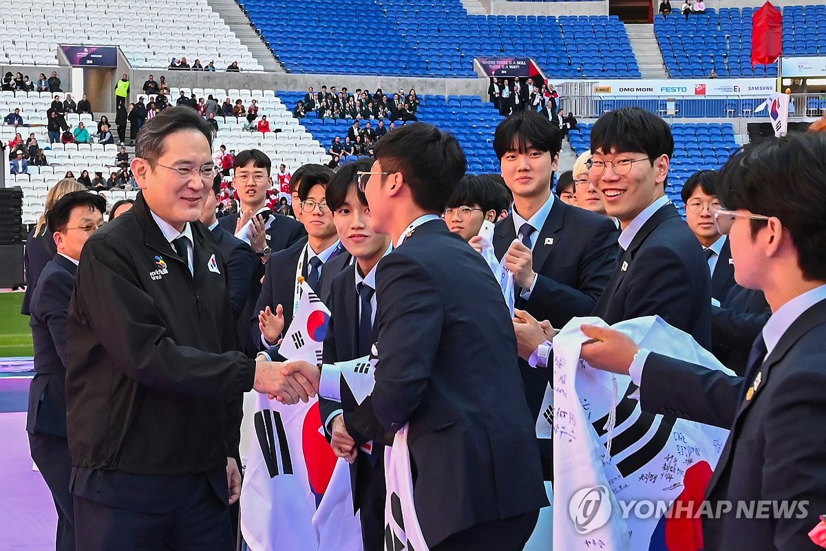 Samsung chief attends WorldSkills closing ceremony