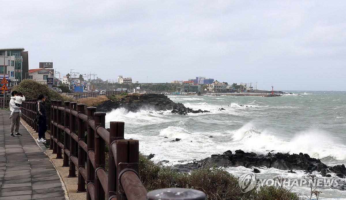 High waves hit Jeju