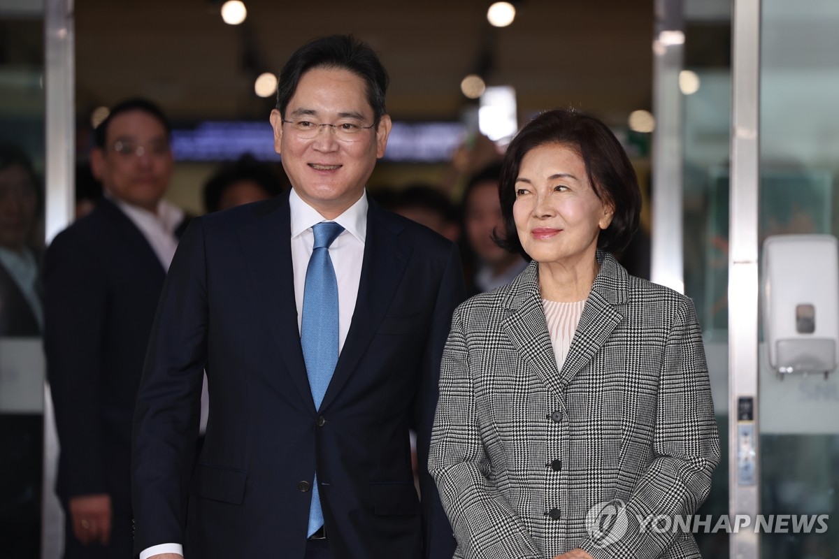 Samsung leader with mother at children's hospital