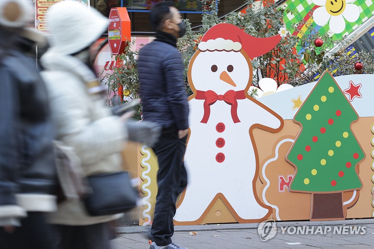 Christmas decorations in Myeongdong