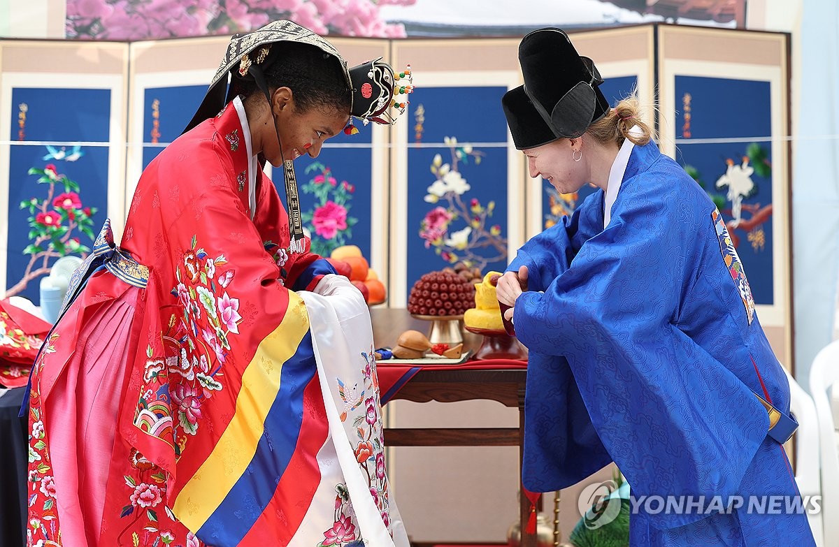 Foreigners' traditional Korean wedding experience