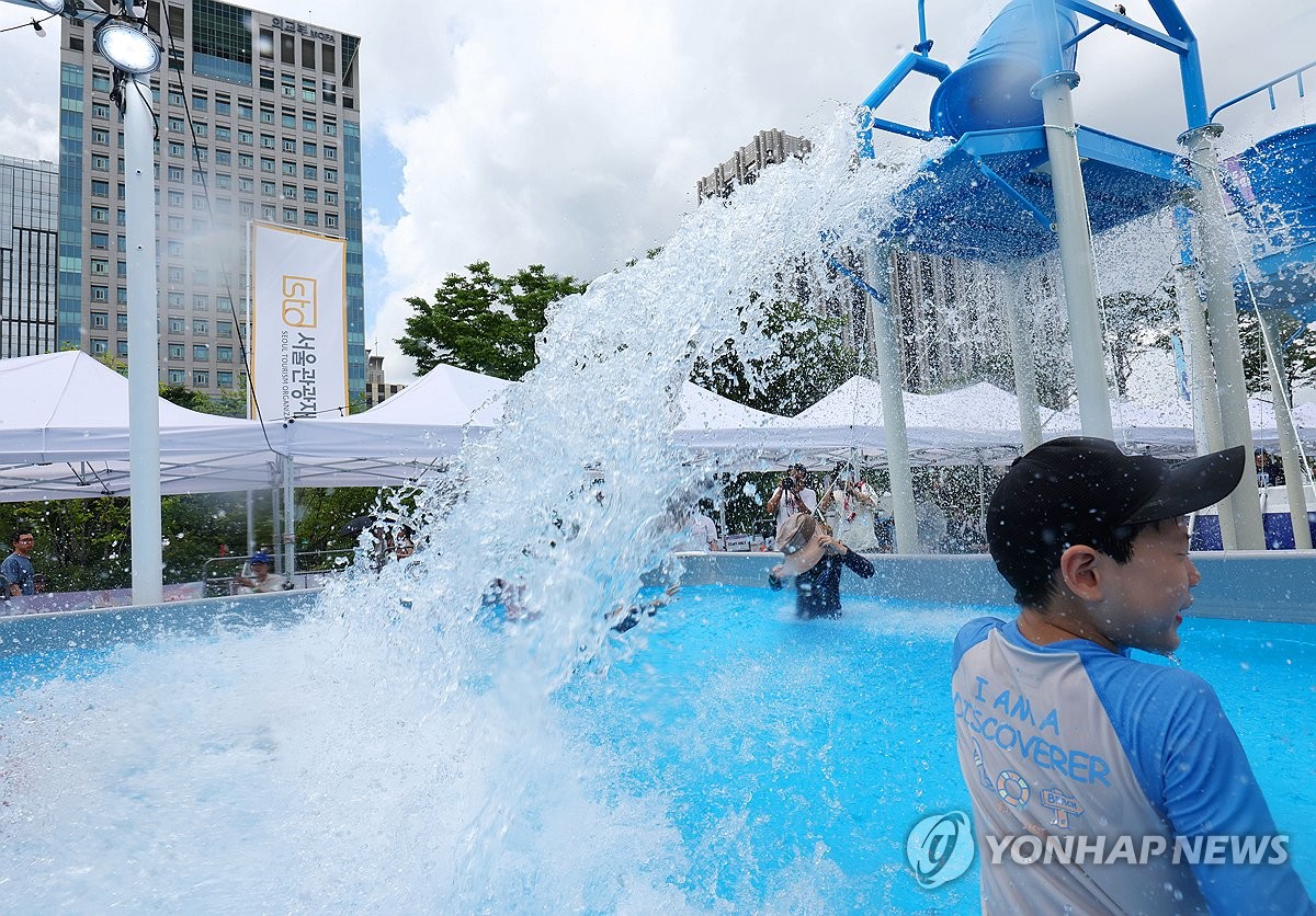 'Summer beach' at Gwanghwamoon