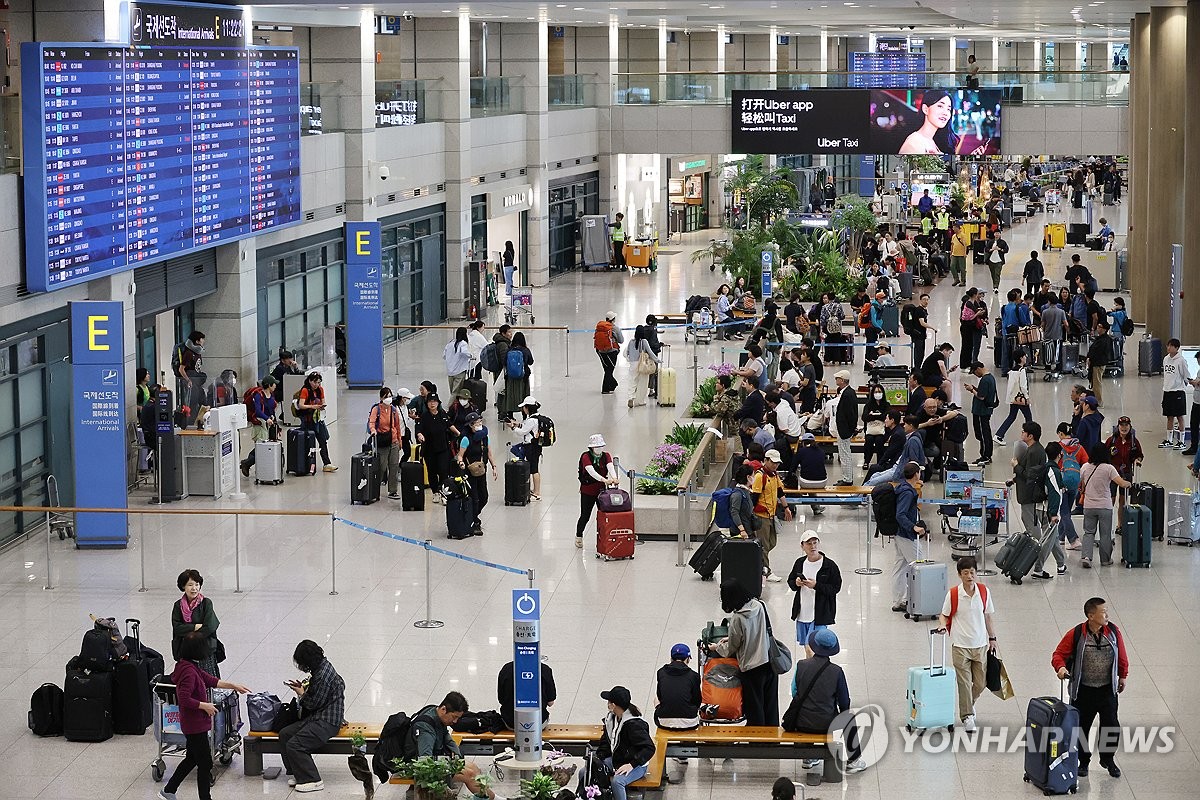 Busy airport on weekend after Chuseok holiday