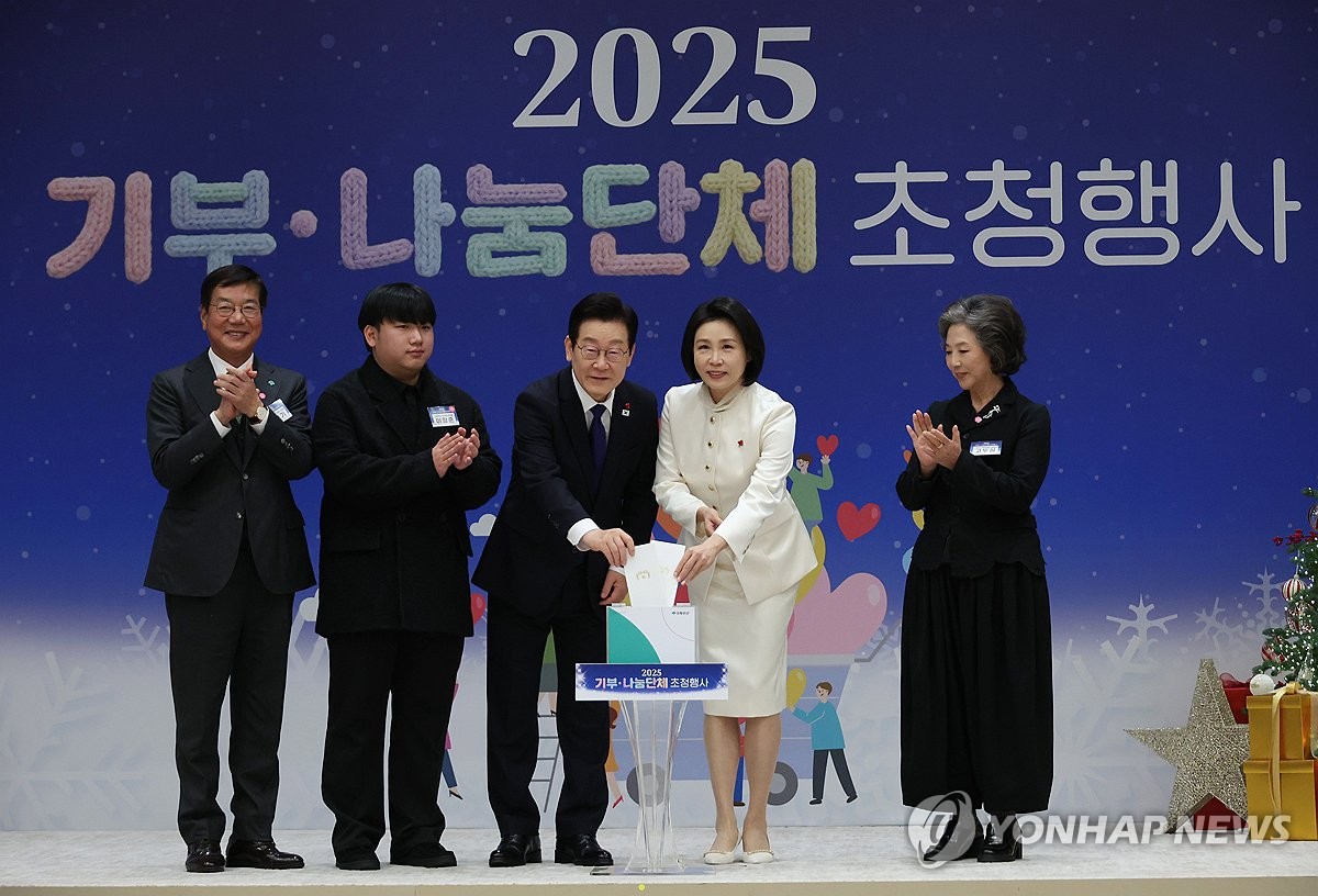 Lee attends charity event