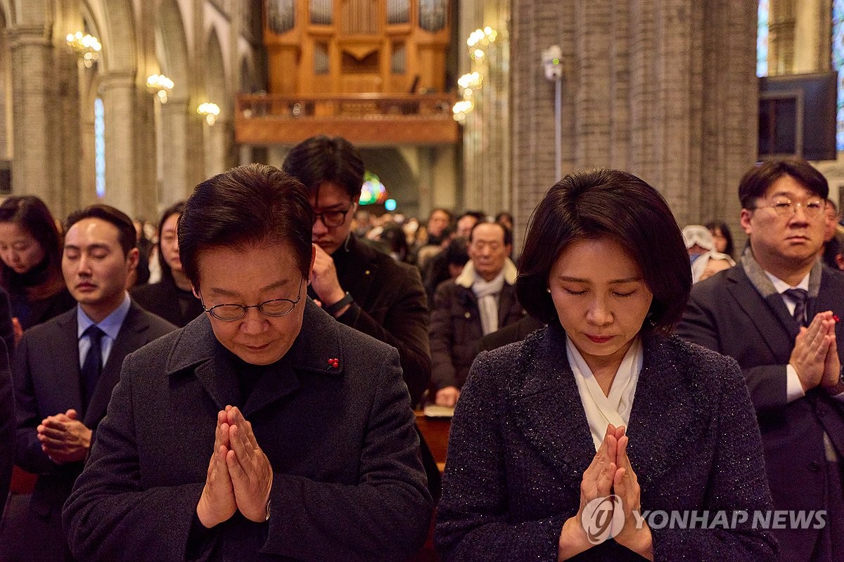 Lee, first lady attend Christmas Mass