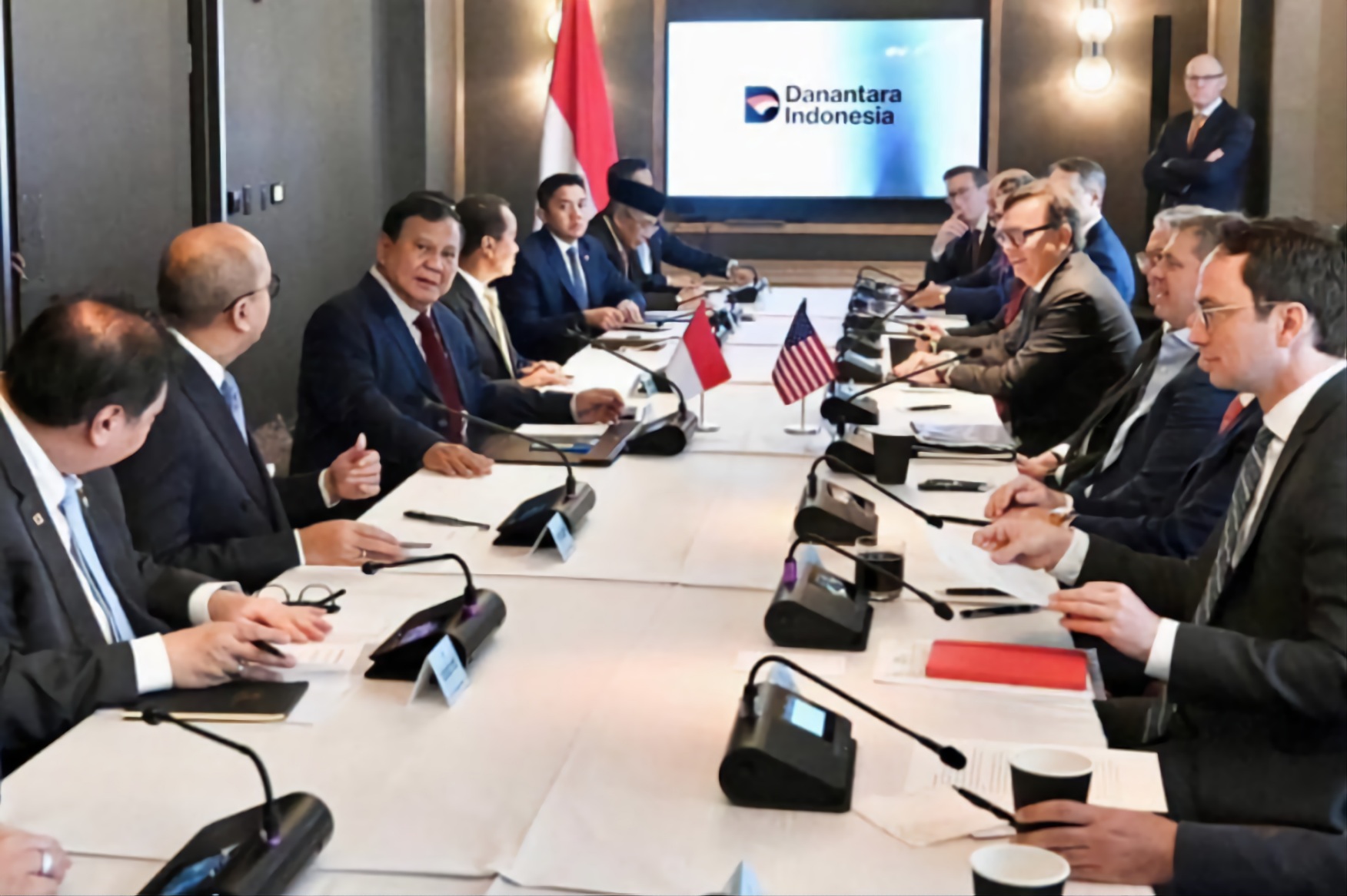 Indonesian President Prabowo Subianto (third from left) at a business forum with 12 global investment leaders in Washington, D.C. on Friday (Feb 20, 2026). (ANTARA)