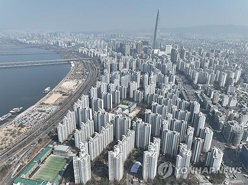 Apartment complexes in Songpa district in southern Seoul are seen in this file photo taken March 23, 2025. (Yonhap)