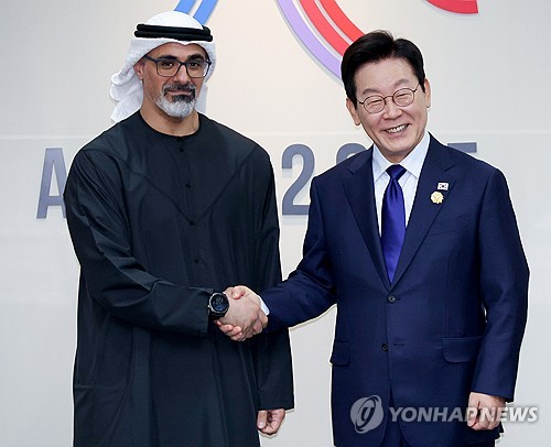 President Lee Jae Myung (R) shakes hands with Abu Dhabi Crown Prince Sheikh Khalid bin Mohamed Al Nahyan as they meet for talks on the margins of the Asia-Pacific Economic Cooperation summit in the southeastern city of Gyeongju on Oct. 31, 2025. (Yonhap)