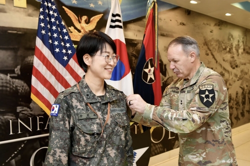 This undated photo, provided by U.S. forces stationed in South Korea, shows Brig. Gen. Moon Han-ok (L), deputy commanding general for South Korea at the Korea-U.S. Combined Division. (PHOTO NOT FOR SALE) (Yonhap)