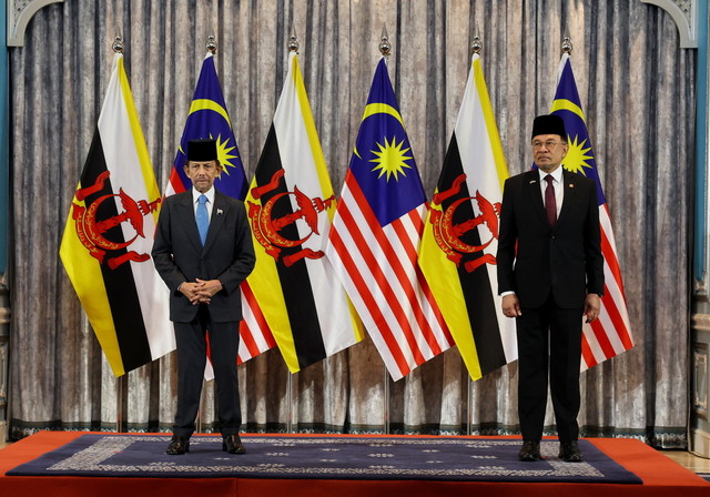  The Sultan of Brunei, Sultan Hassanal Bolkiah (left), with Prime Minister Datuk Seri Anwar Ibrahim at the 26th Malaysia-Brunei Annual Leaders’ Consultation (ALC) at the Seri Perdana Complex on Wednesday.