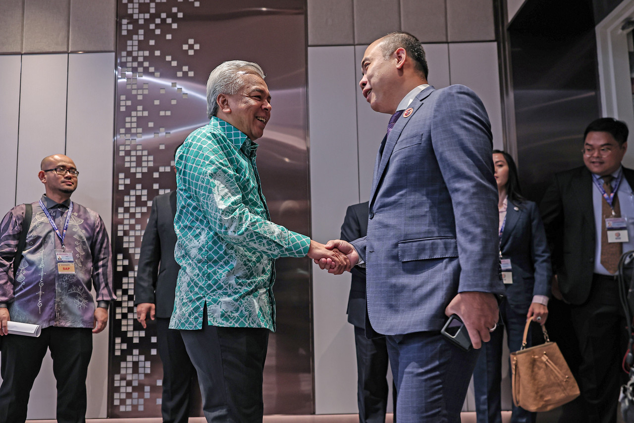 KUALA LUMPUR, July 6 -- Foreign Ministry Secretary-General Datuk Seri Amran Mohamed Zin (left) shakes hands with Cambodia’s Secretary of State for Foreign Affairs and International Cooperation, Kung Phoak, during a bilateral meeting held on the sidelines of the 58th ASEAN Foreign Ministers' Meeting (AMM) and Related Meetings at the Kuala Lumpur Convention Centre (KLCC) today.  --fotoBERNAMA (2025) COPYRIGHT RESERVED