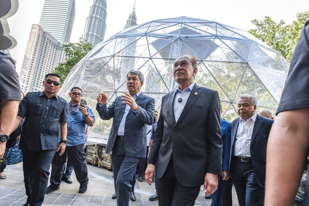 Malaysia's Foreign Minister Mohamad Hasan (left) and Malaysia's Prime Minister Anwar Ibrahim (right)