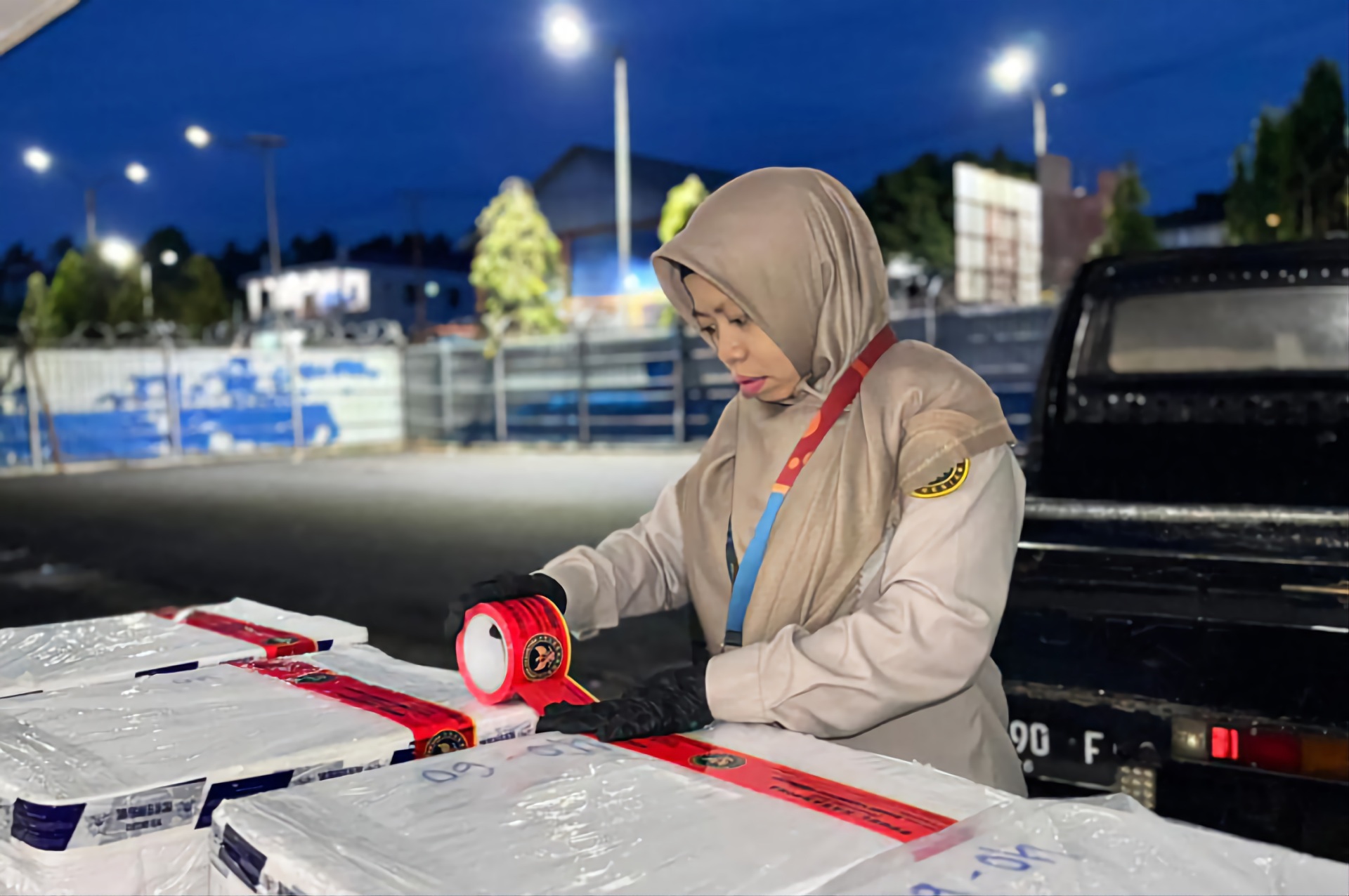 Quarantine officers oversaw and inspected a shipment of live blood cockles for export to Thailand on Monday (Feb. 23, 2026). (ANTARA)
